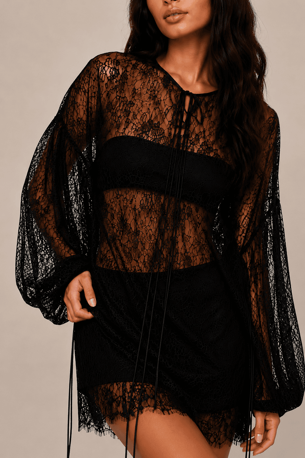 Close de vestido preto Lacelle em renda transparente
