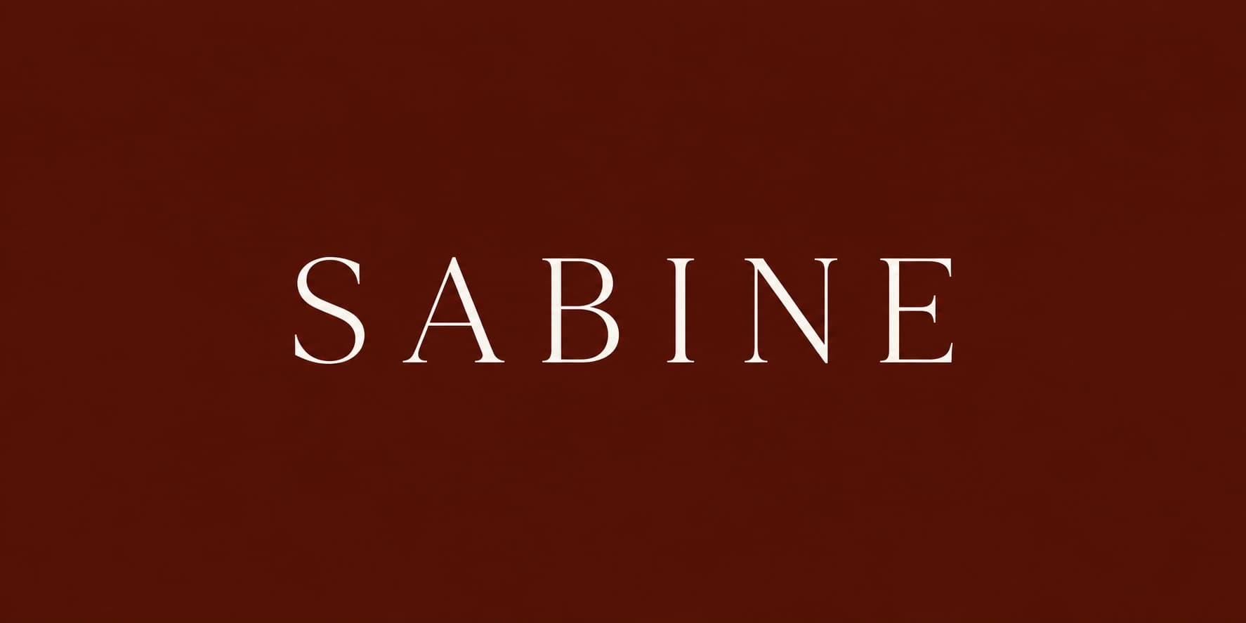 Imagem editorial da Sabine em ambiente natural